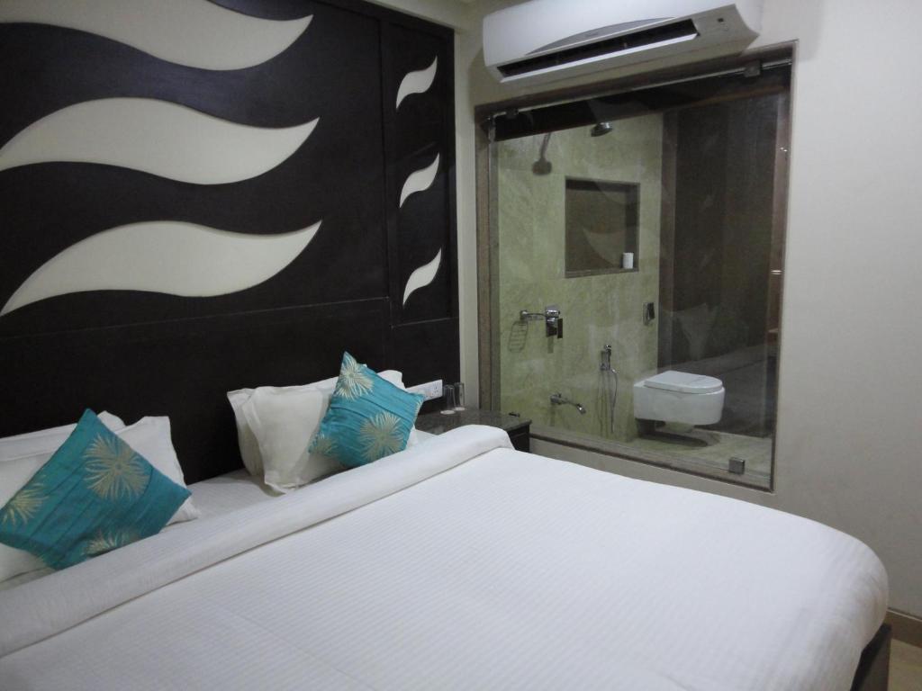 Royal Palace Beach Resort Calangute Room photo